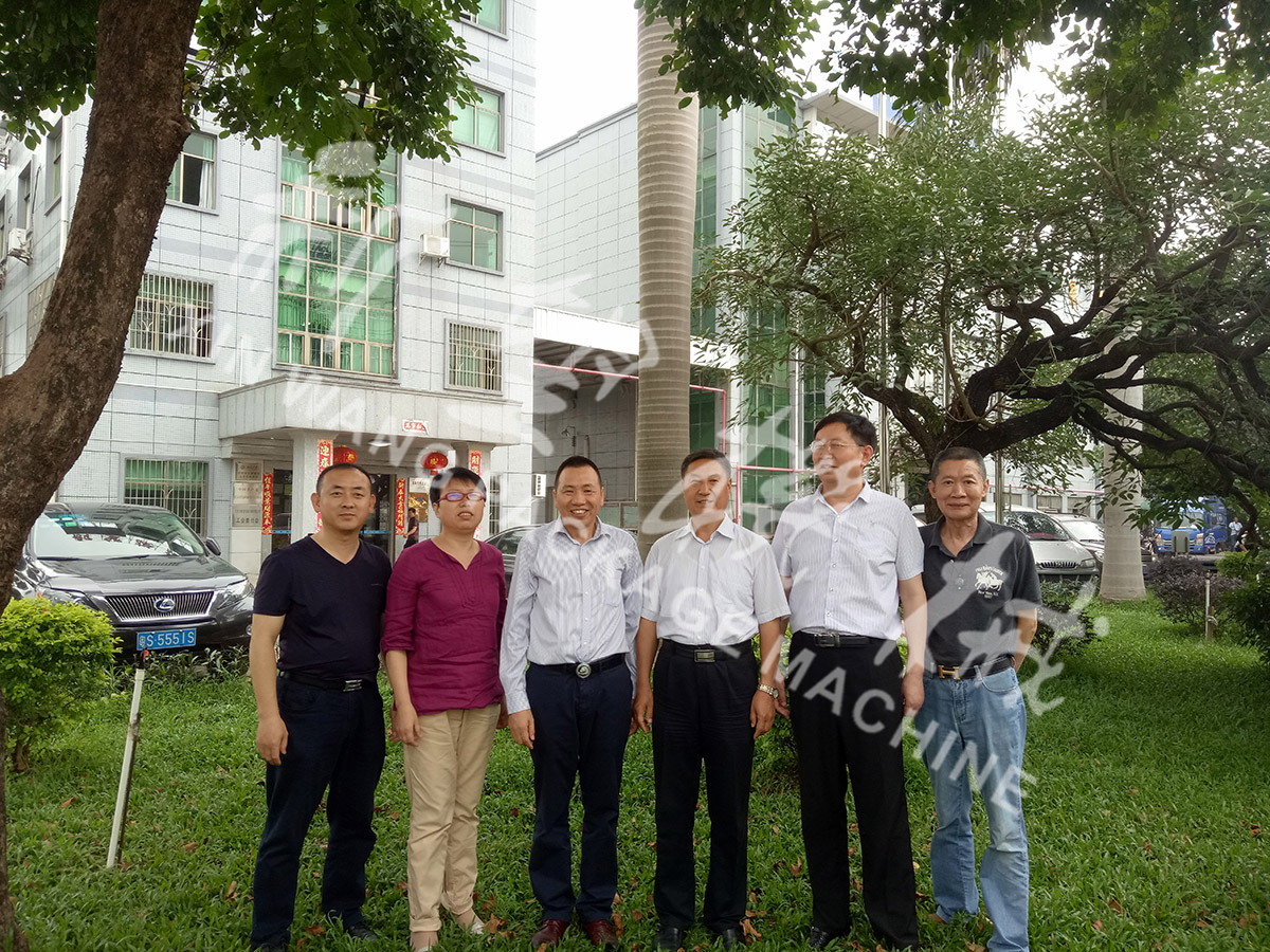 總裝備部劉思剛少將、新華社李建琦博士一行蒞臨新望公司考察指導(dǎo)